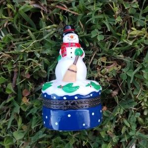 Porcelain snowman pill box❣